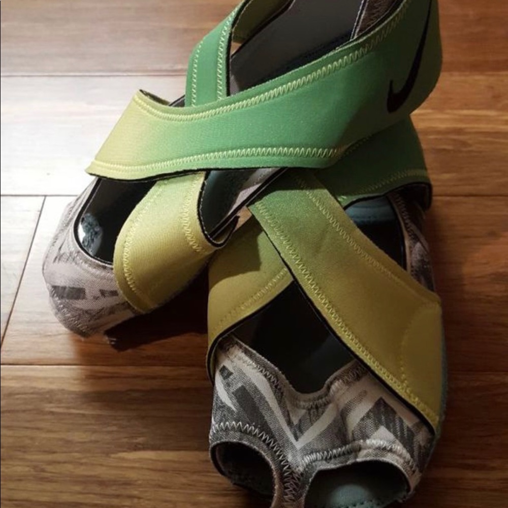 Nike Women's Studio Wrap - Size Medium
